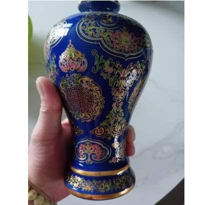 乾隆年製景德填珐琅彩梅瓶 清乾隆珐琅彩松石绿地桃林春燕图梅瓶